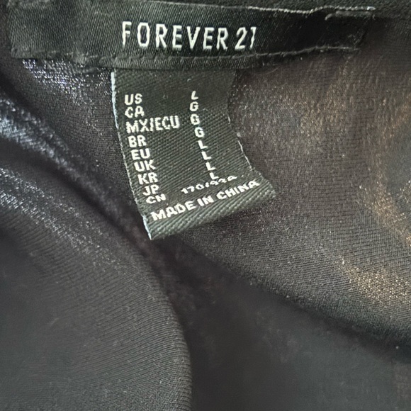 Forever 21 Women’s Black Satin Poly Blend Long Sleeve V-Neck Crop Blouse Size L - Picture 5 of 12